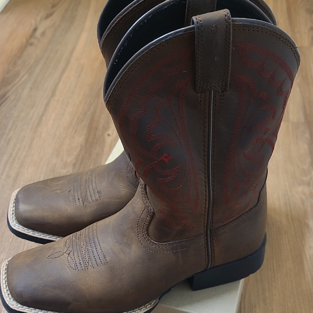 Ariat Brown and‎ Red Western Boots is for boy zise 2 used exelente condition.